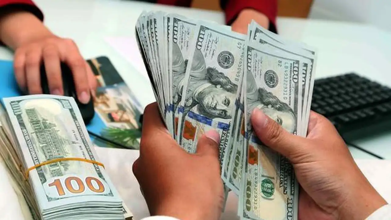 سعر صرف الدولار الأمريكي يرتفع بينما يتراجع اليورو والجنيه الإسترليني اليوم.
